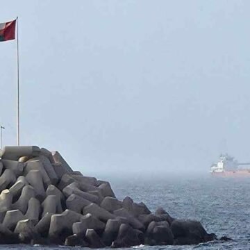Oil tumbles as Iran and US pause strikes over Strait of Hormuz