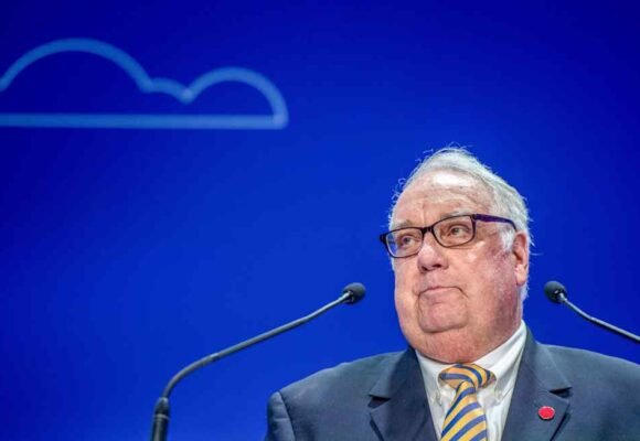 Howard Buffett to succeed father Warren as Berkshire Hathaway chair